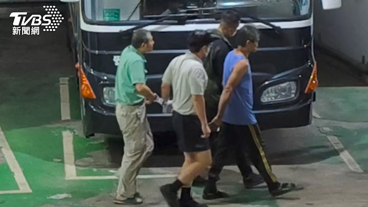 「小英男孩」羈押禁見!鄭亦麟涉賄與新店縱火男「銬起來」上囚車