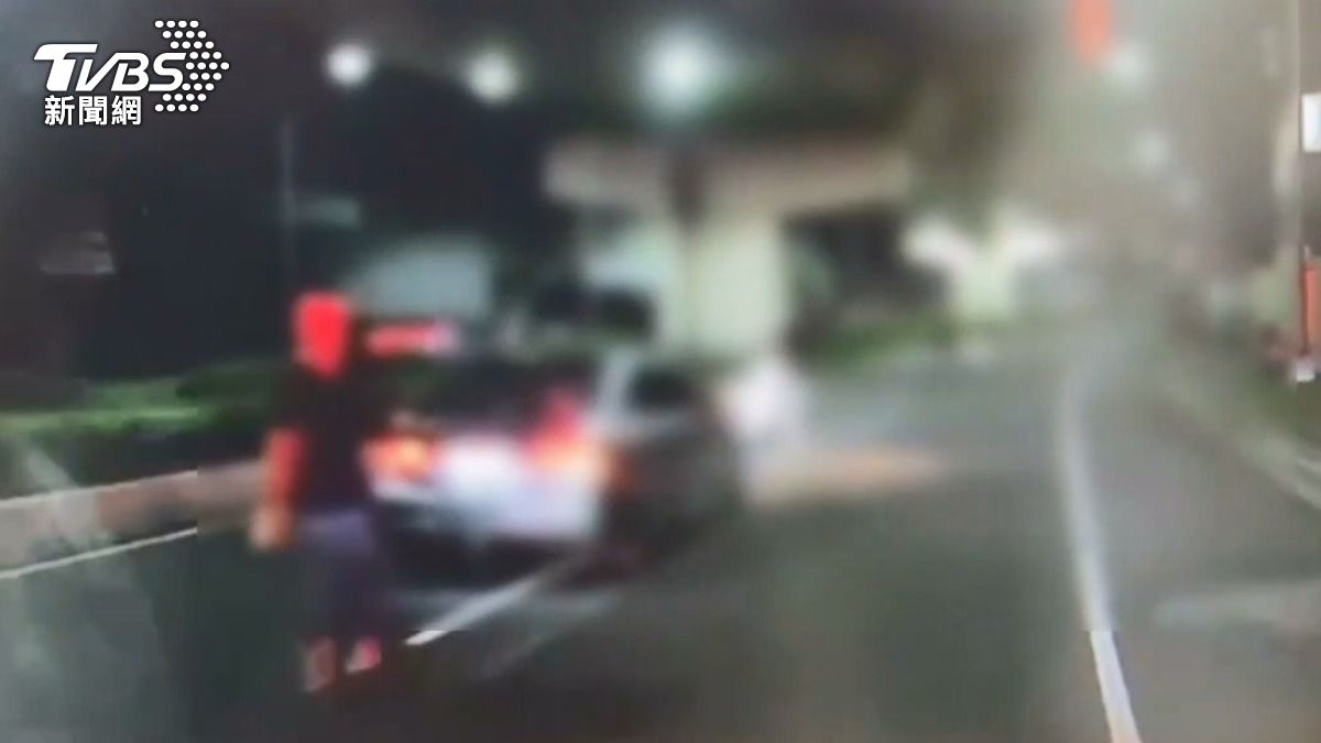 後車熱心民眾幫忙擋車。(圖/TVBS)
