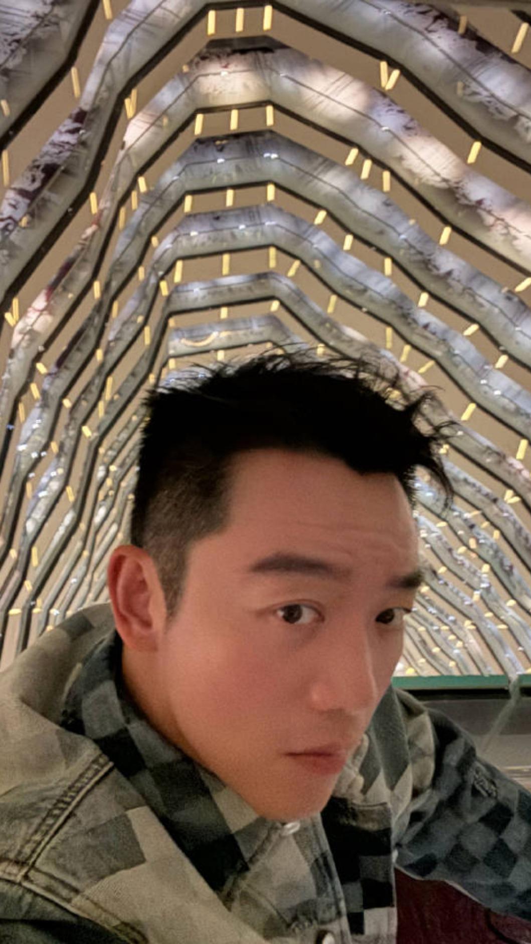 男星鄭愷日前傳辦給岳母的附卡停掉，因為不爽小姨子拿去買名牌包。（圖／翻攝自微博）