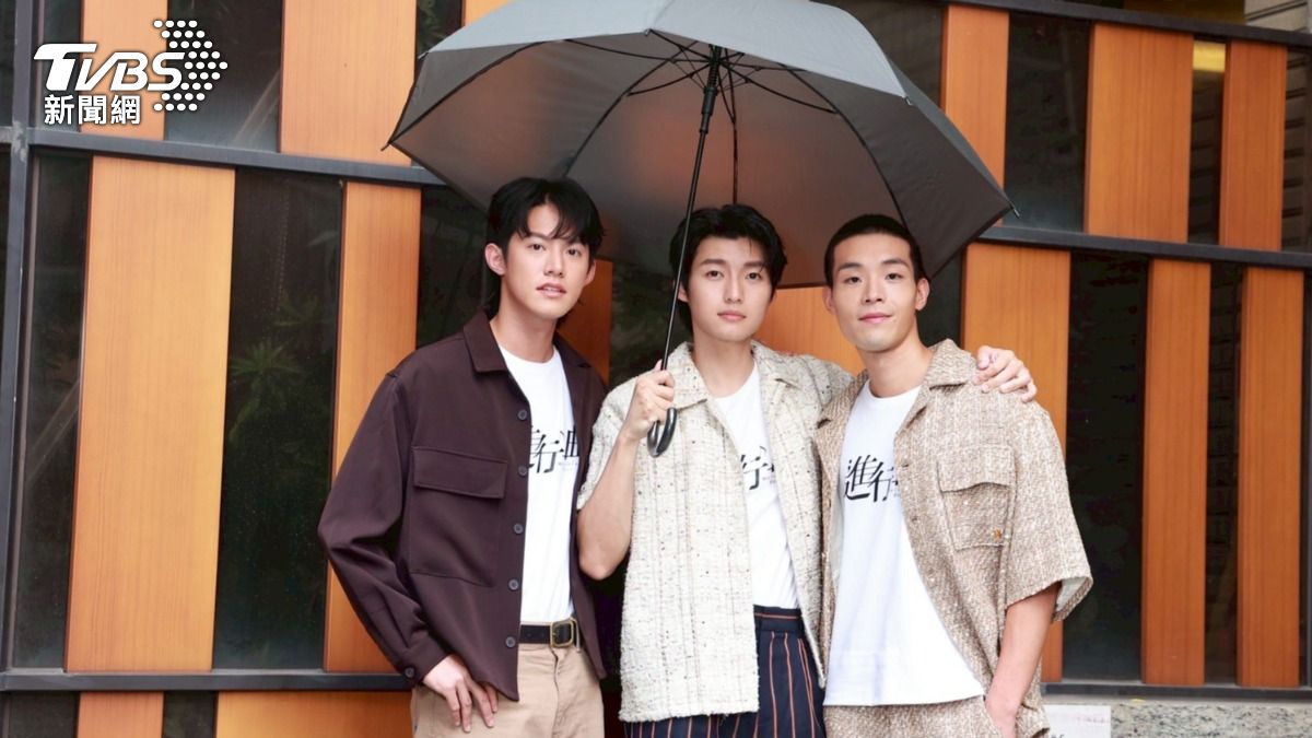 余杰恩(左起)、劉育仁以及牧森《進行曲》接受專訪。(圖/記者黃城碩攝)