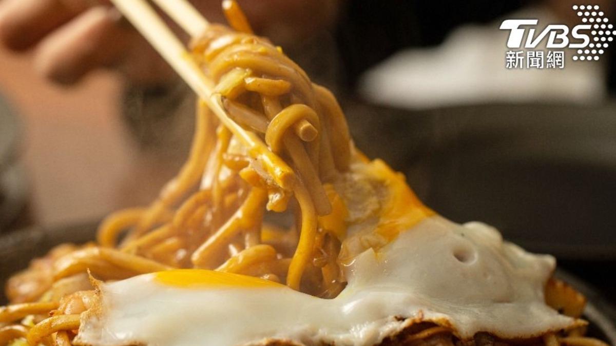 一名網友發問,「真的有人去牛排店敢只點鐵板麵嗎」?。(示意圖,非本次事件/shutterstock達志影像)