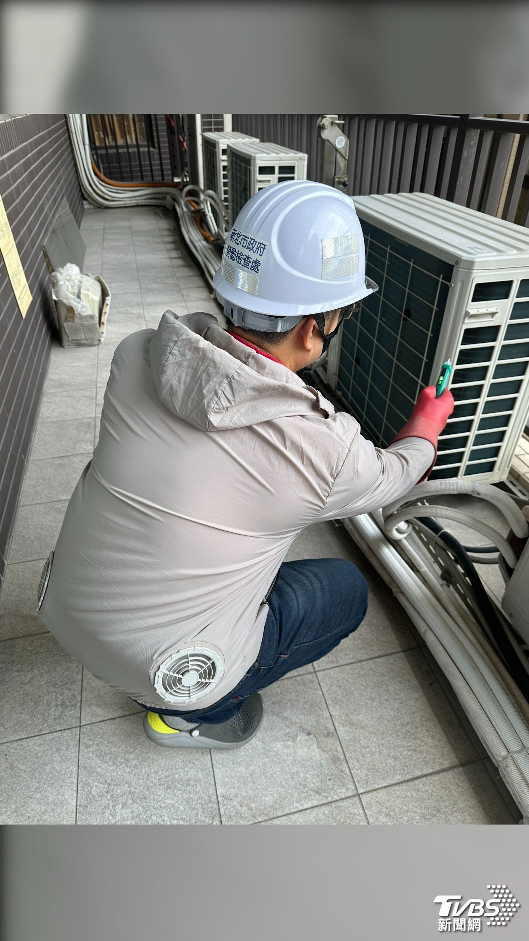 實測穿著風扇衣約1分鐘,約可降低4度體表溫度。(圖/新北市勞檢處提供)