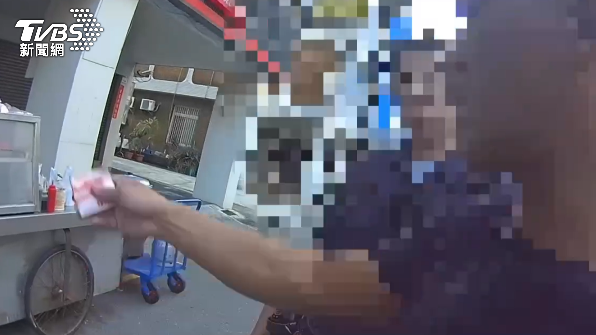 一名男子違規停車,在一家古早味粉漿蛋餅攤買早餐,警方發現隨即上前盤查,最後確定是跑路中的通緝犯(圖/TVBS)