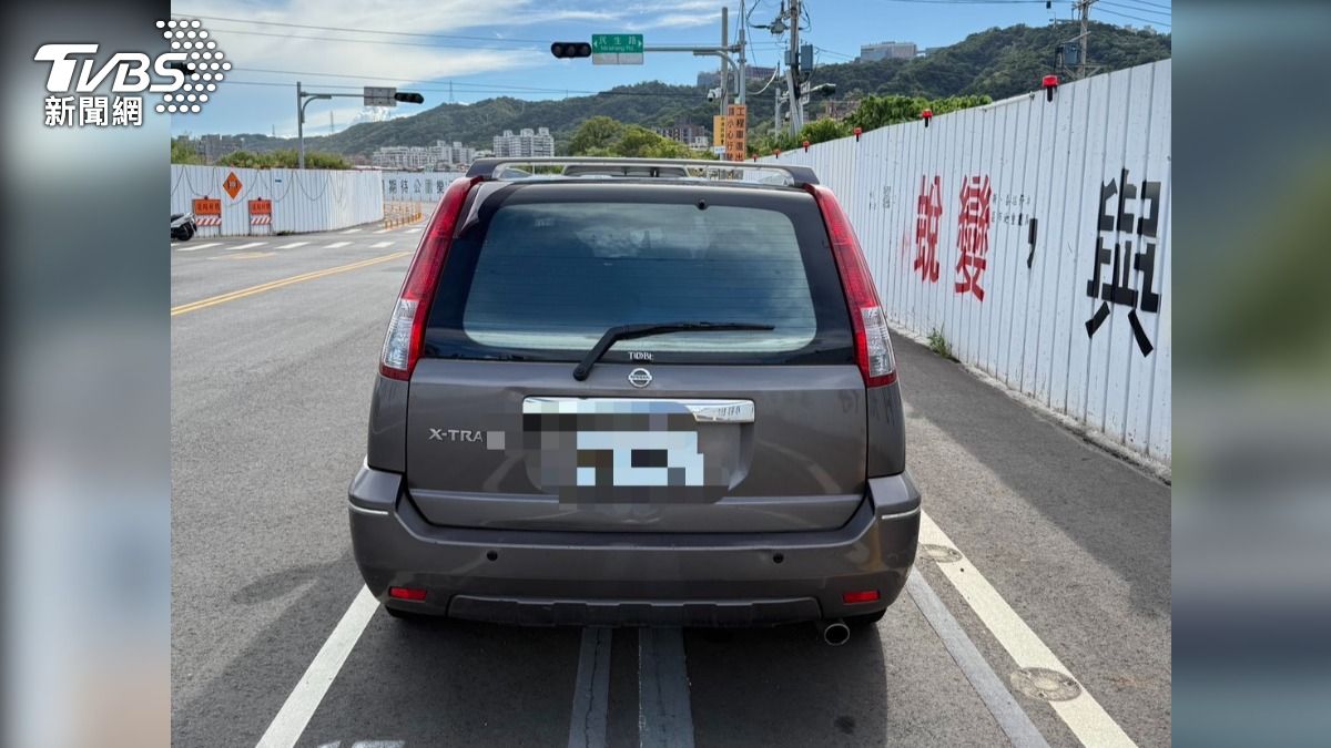 警方在泰山區民生路一帶尋獲逃逸車輛。（圖／TVBS）