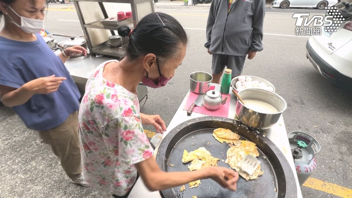 在煎鍋倒下麵糊,打一顆蛋,灑上胡椒粉,70年老味道的粉漿蛋餅,如今成了通緝犯認證粉厲害的蛋餅(圖/TVBS)