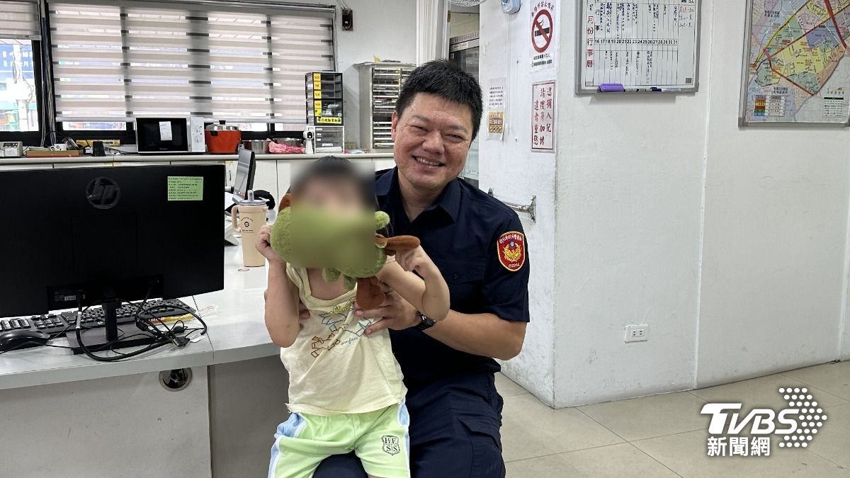 嚇壞!5歲萌妹穿尿布獨自逛街 警暖心送「養樂多」助安撫