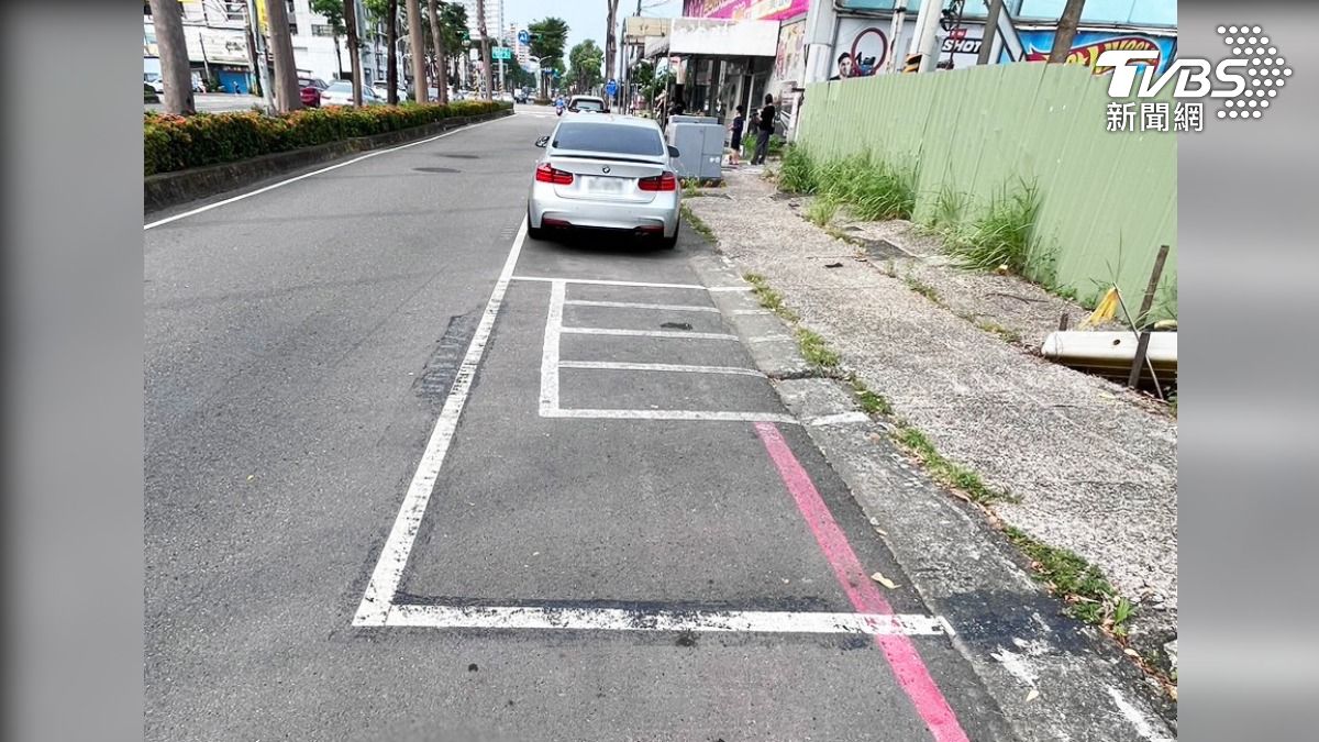 這樣的「迷因車格」,讓駕駛霧煞煞,車子一停,卻被拖吊,除了被開罰600元,還必須繳納1000元拖吊費(圖/民眾提供)