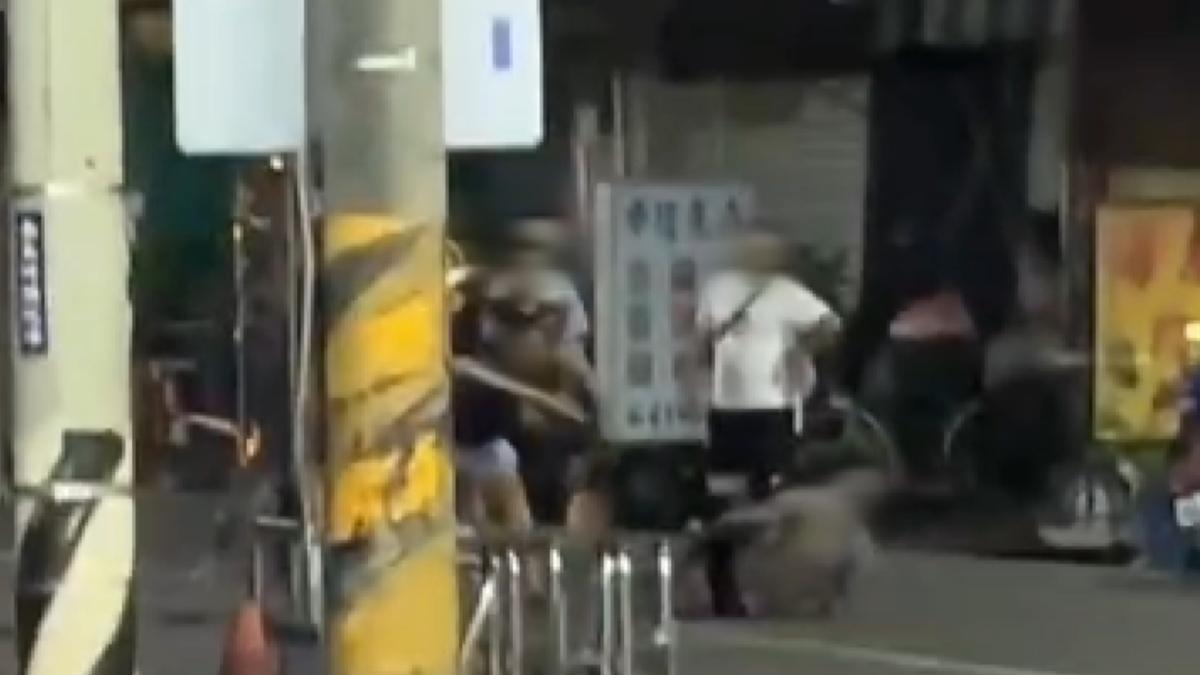 高雄蚵仔寮日前發生一起嚴重的街頭鬥毆事件,50歲楊姓男子與39歲劉姓男子因酒後口角演變成暴力衝突。(圖/翻攝IG@zera_16)