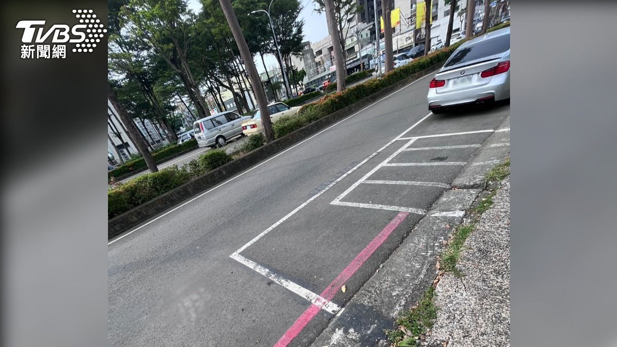 路旁偌大的停車格,但仔細看,怎麼除了汽車格外,還有機車停車位,甚至上方還畫著紅線(圖/民眾提供)