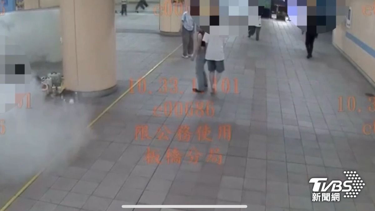 35歲男嫌太吵,在捷運連通道內噴滅火器攻擊。(圖/TVBS)