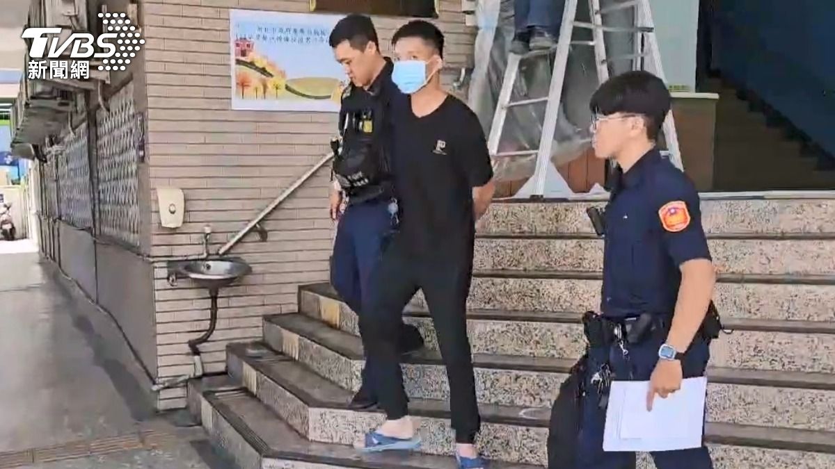 男子噴滅火器攻擊練舞學生,但拒絕向警方透露動機。 (圖/TVBS)