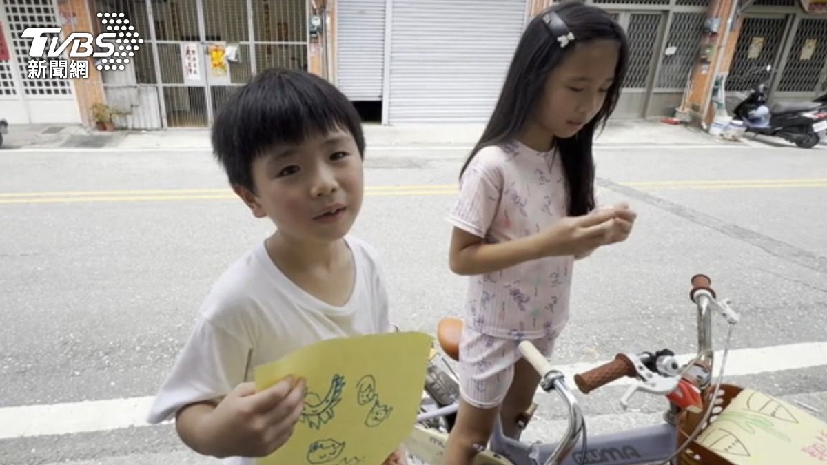 就讀國小一年級的張小弟跟五年級的堂姊挨家挨戶推銷畫作。(圖/TVBS)