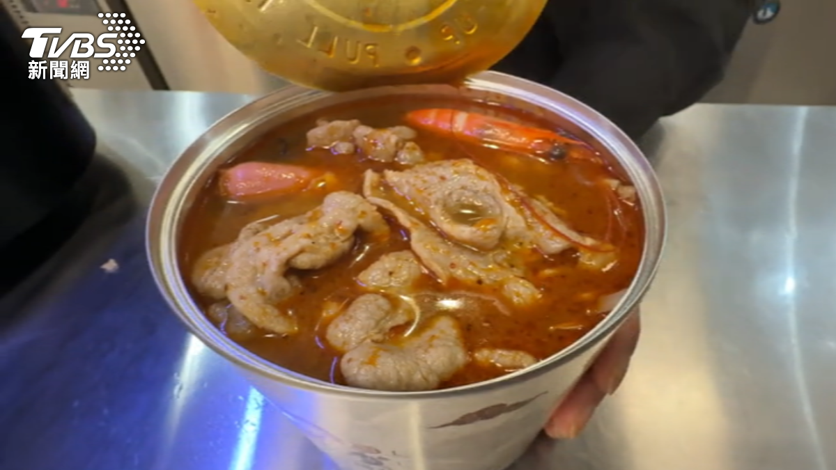 火鍋和酸菜魚外帶裝貨外送，改用易開罐裝。（圖／TVBS）