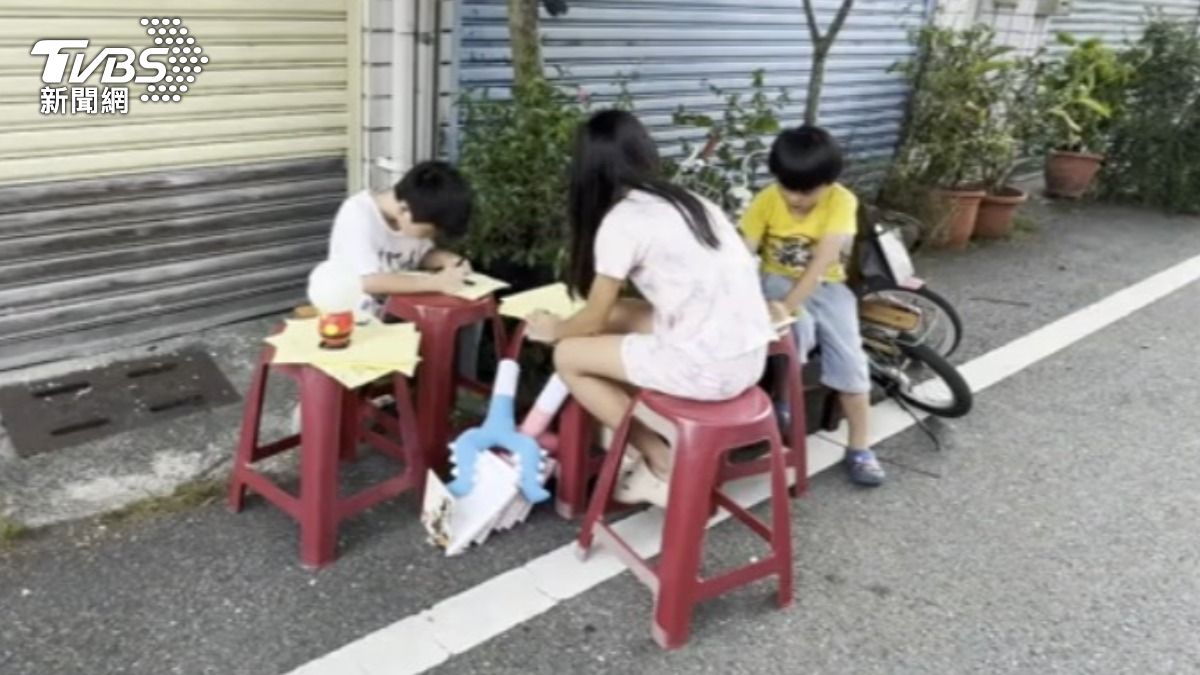 張家姊弟選擇最喜歡的畫畫作為暑假作業。(圖/TVBS)