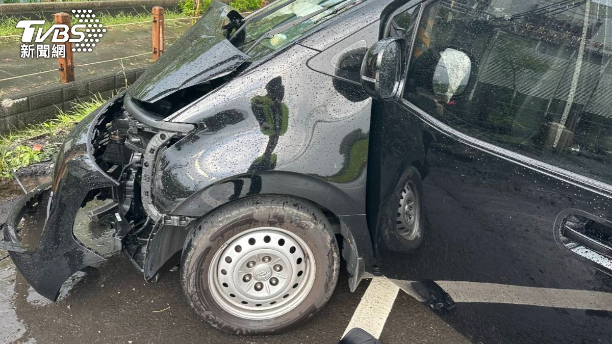 疑似因輪胎爆胎導致車輛失控,直接撞上電線桿,駕駛及乘客共5人均輕傷並無大礙。(圖/TVBS)