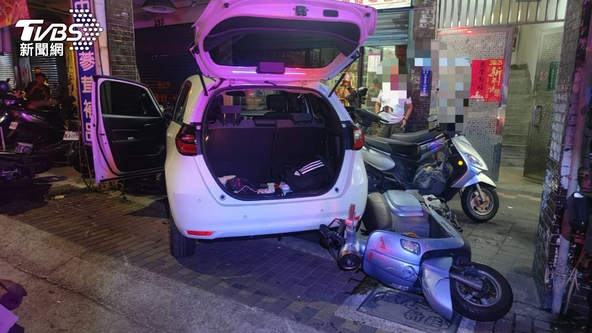 新北男載友就醫「失控衝騎樓」撞毀14車　被抓包無照慘了