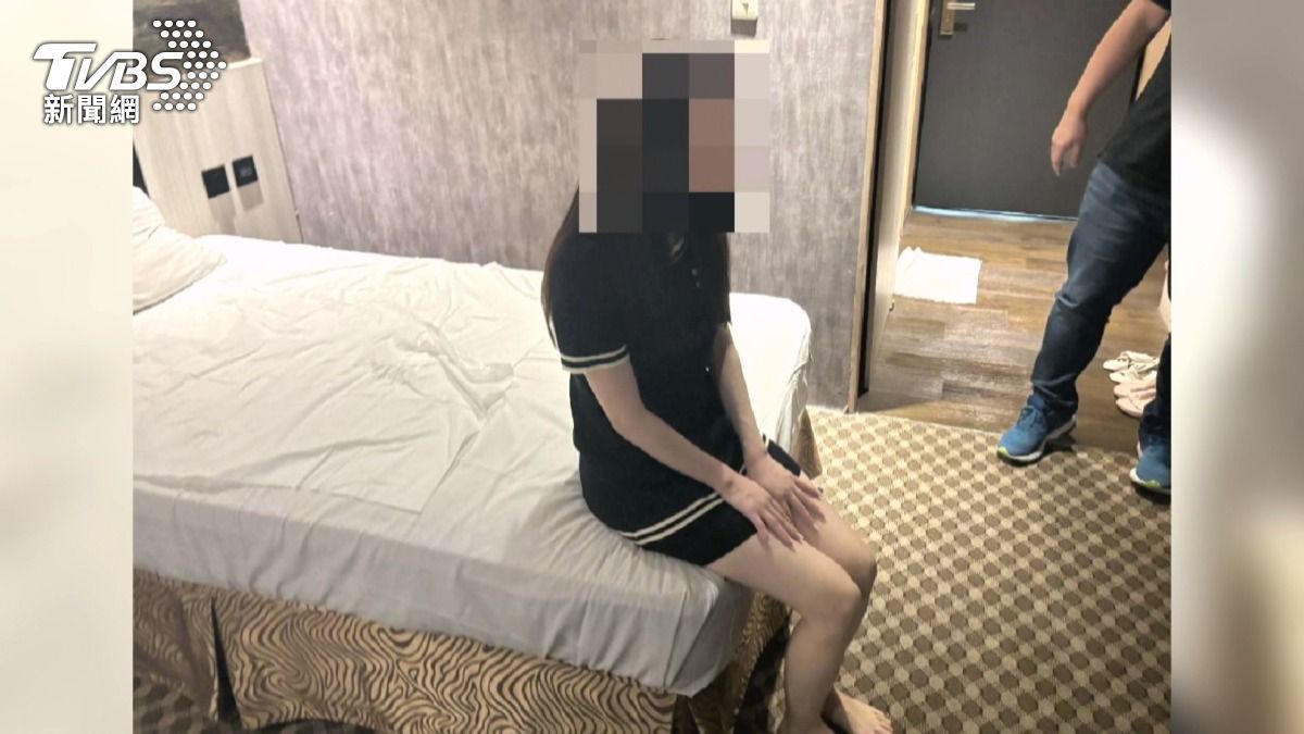 日籍女子打扮整齊地在床上等待客人,但疑似因價格過高,讓尋芳客卻步。(圖/TVBS)