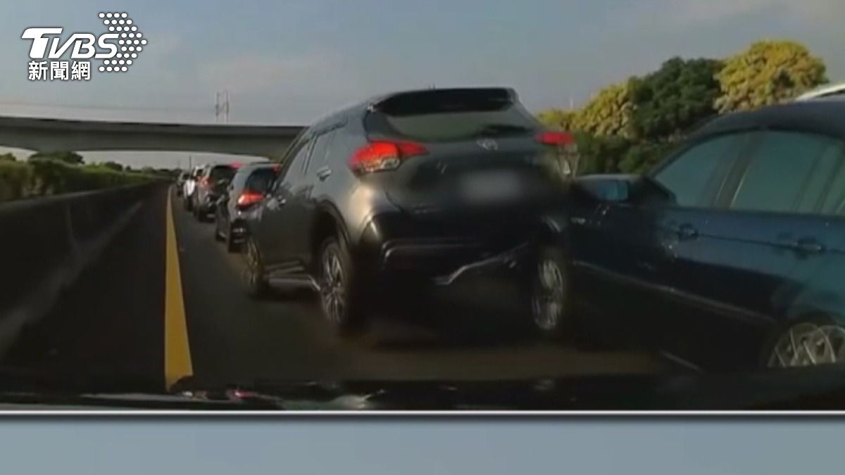 驚險瞬間全被錄！國道三車連環撞　駕駛「神切內線」成功避難。(圖／TVBS)