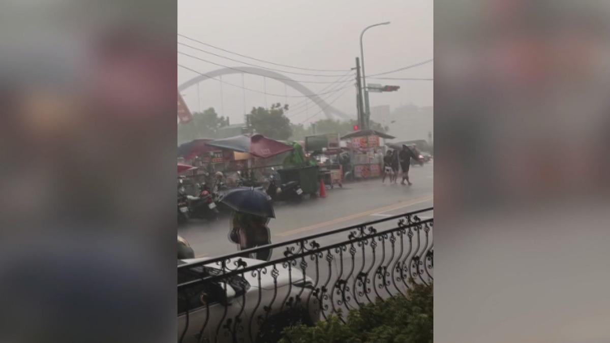 冷心低壓作祟！台中旱溪夜市突遭暴雨襲　大里現「白色顆粒」居民驚呆。(圖／民眾提供)