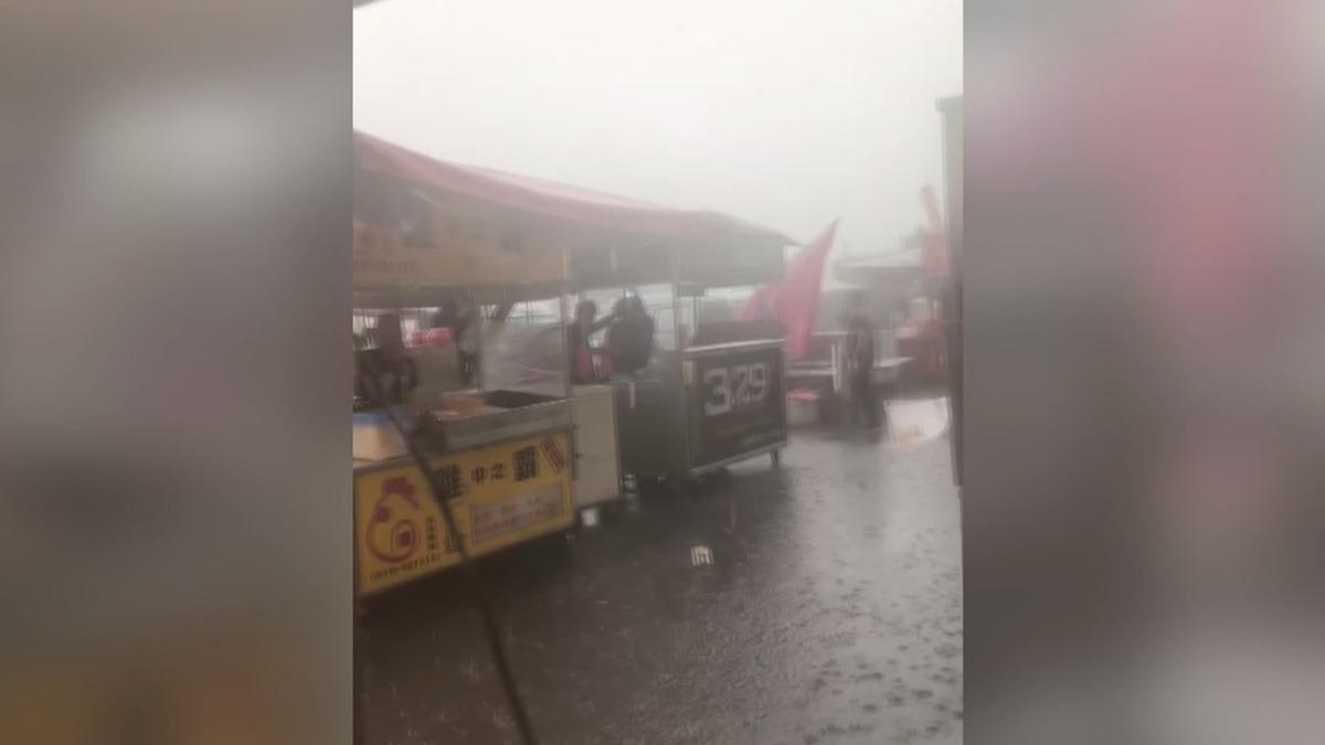 攤販們剛擺好攤位就遭遇突如其來的暴雨襲擊。(圖／民眾提供)