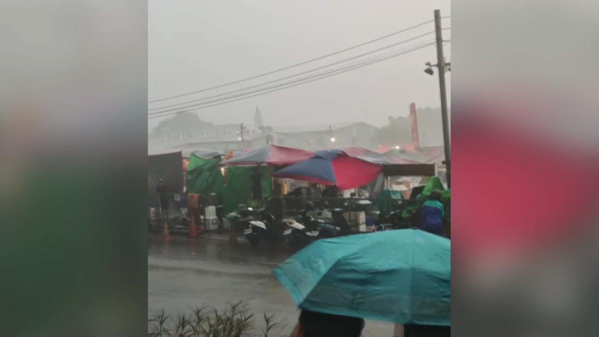 大雨如注攤販崩潰！台中旱溪夜市遭強襲。(圖／民眾提供)