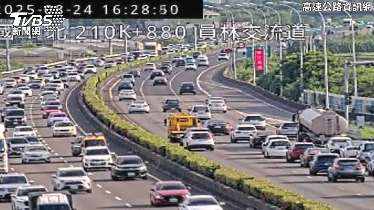 事故造成國道一度回堵。(圖／TVBS)