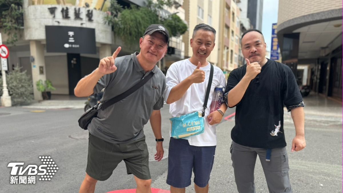 劉永俊(左)、蕭清元(中)、法翔法師(右)，揭開鹽埕繁華背後的故事及禁忌。（圖／林雅婷攝）