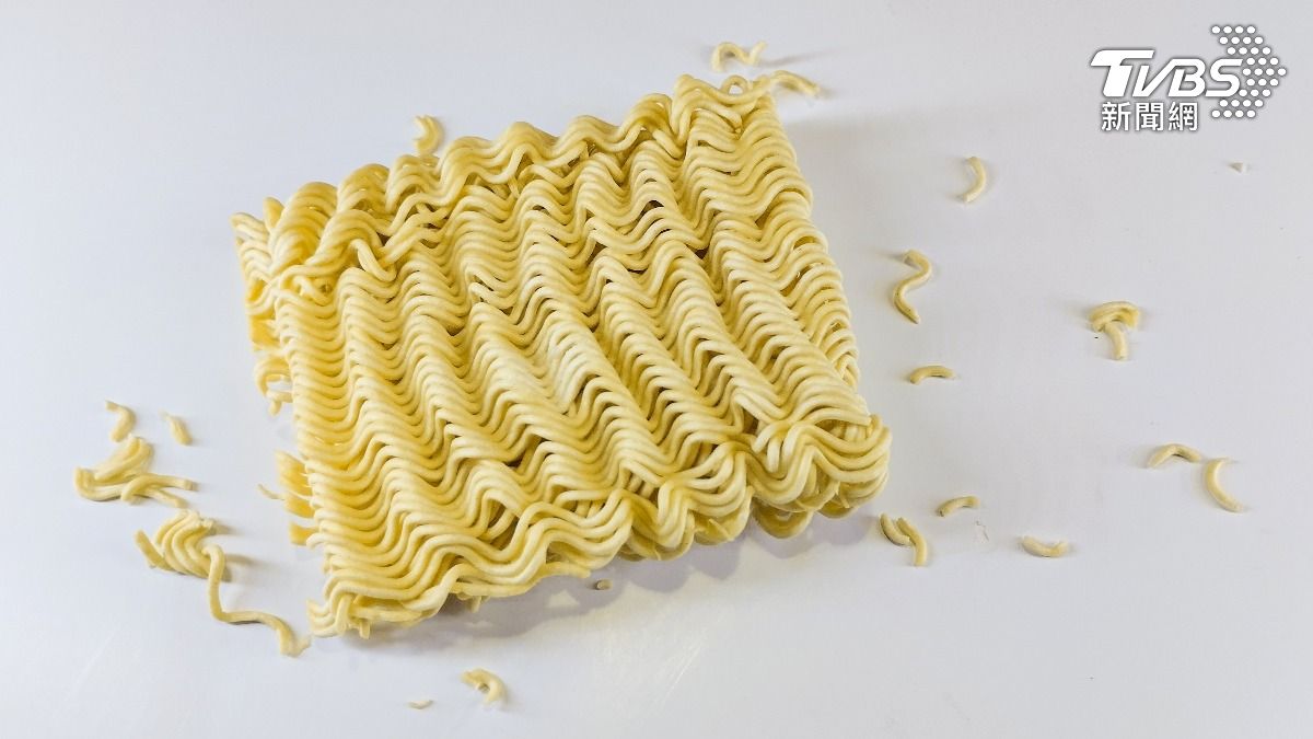 泡麵是許多人追求方便時會選擇的食物。（示意圖／達志影像shutterstock）