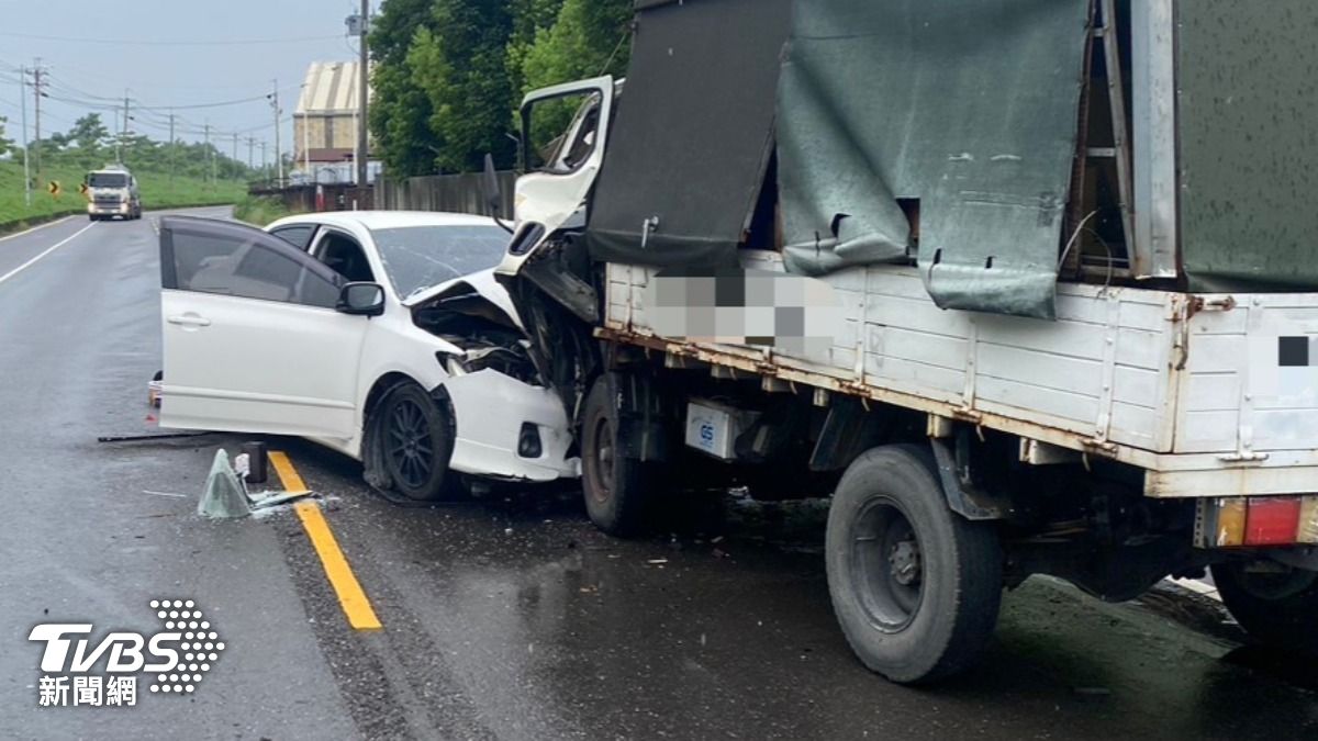快訊/高雄轎車打滑逆向撞貨車 11歲男童沒了生命跡象