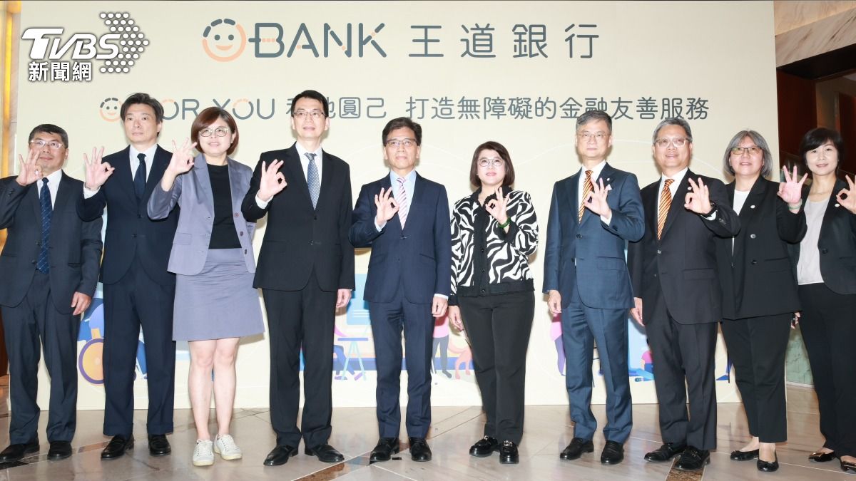 金管會主委彭金隆與銀行局長童政彰今（27）日視察王道銀行友善金融服務。（圖／潘建樺攝）