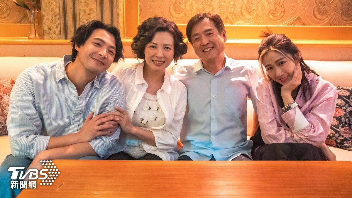 《舊金山美容院》江家人 連晨翔(左起)、陳孝萱、檢場、方志友。圖／TVBS