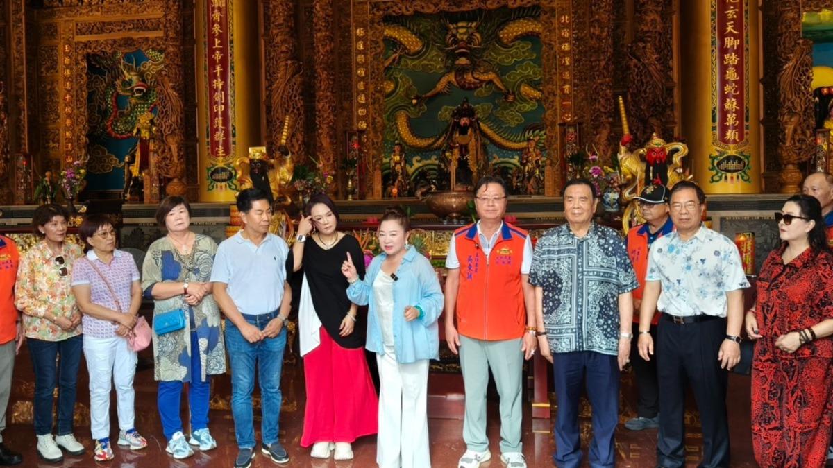 白冰冰(右5)帶著好友丁鈴(右起)、丁文琪、林清標、鄭詠心、林文濱、何玉鈴、林金花(左2)走訪雲林。(圖/長興影視提供)