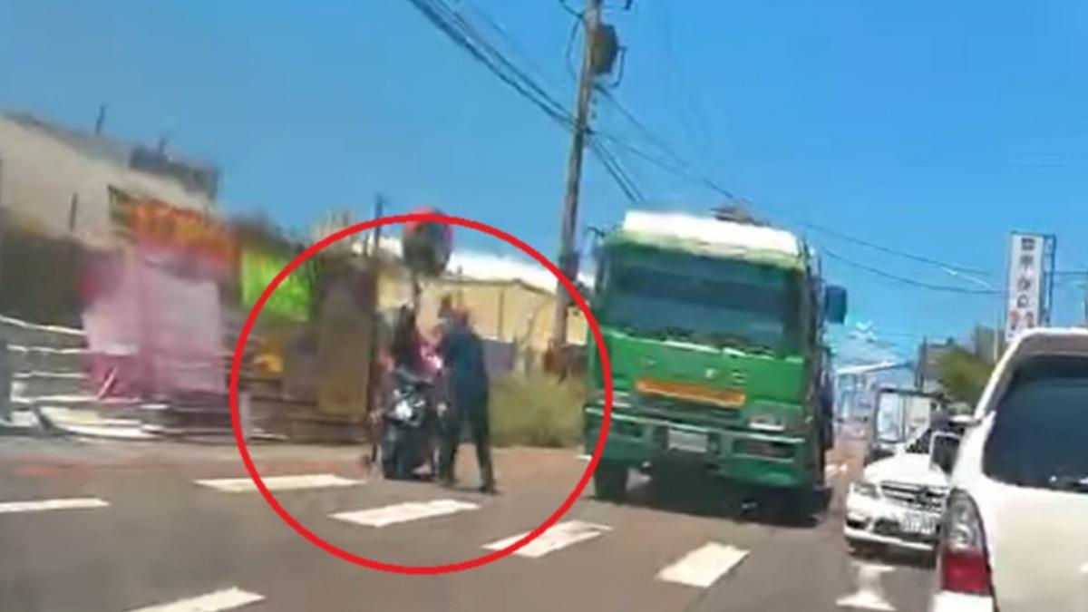 路口遇逼車!男按喇叭遭大貨車司機「爆頭狂毆」 妻小全程嚇壞
