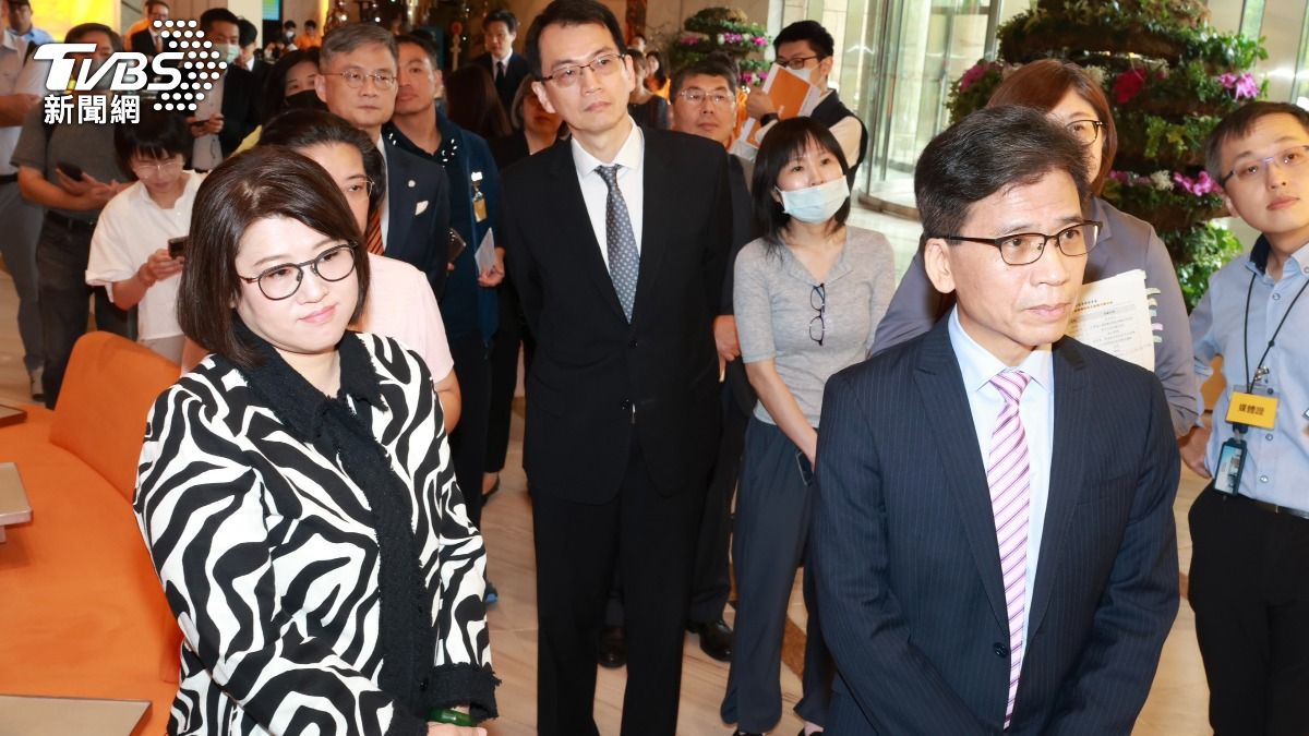 金管會主委彭金隆率銀行局長童政彰等部會成員，今（27）日前往王道銀行視察友善金融服務。（圖／潘建樺攝）