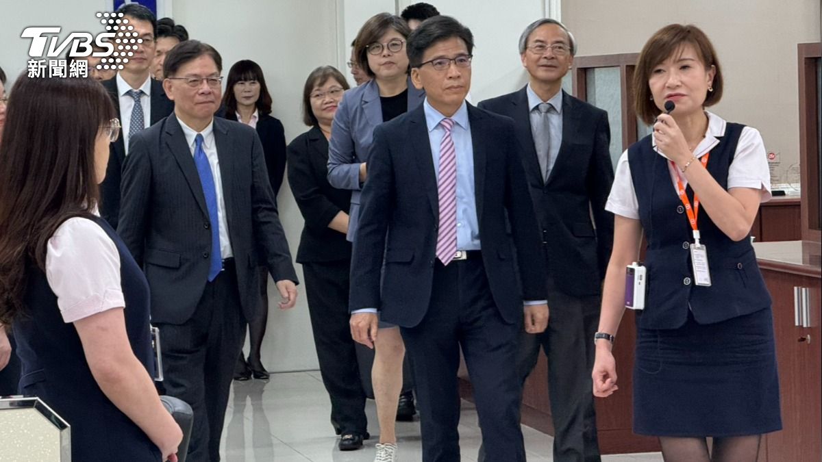 金管會主委彭金隆率銀行局長童政彰等部會成員，今（27）日前往台灣企銀視察友善金融服務。（圖／謝佩穎攝）