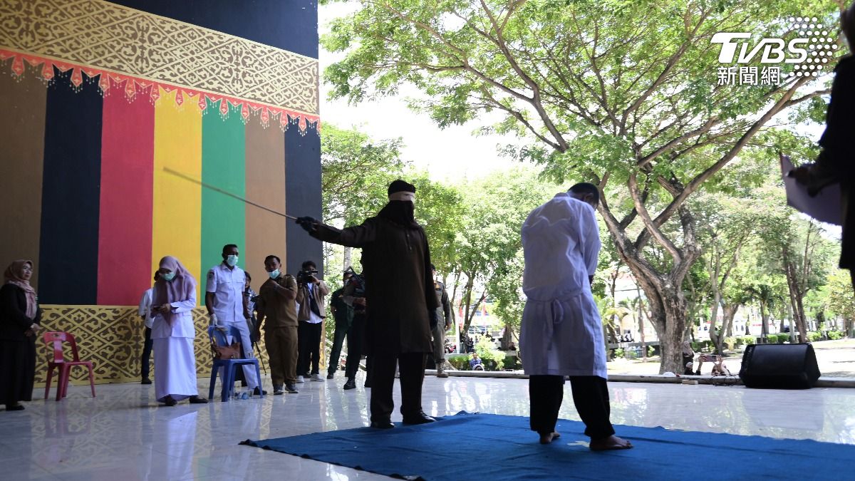 公開鞭刑!印尼2男「擁抱親吻」被打80下 引百人圍觀