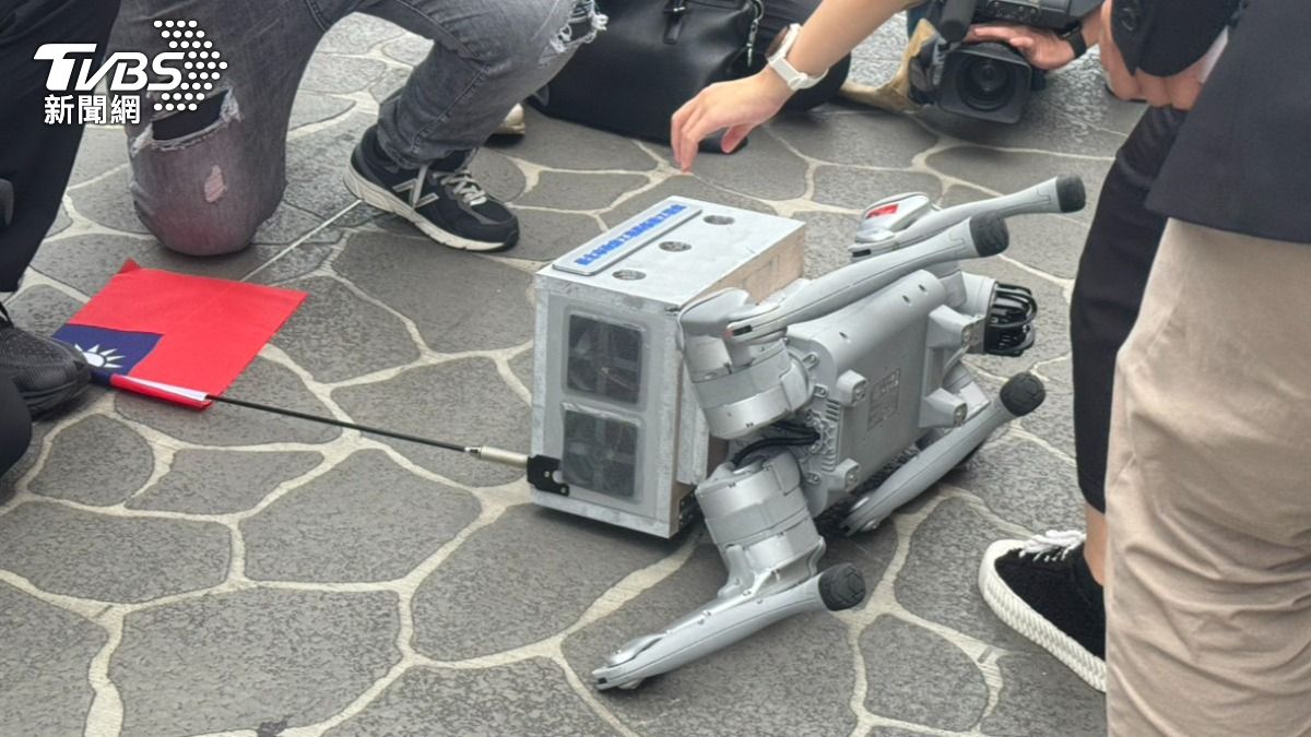 路平展示過程中不慎跌倒。(圖/陳怡潔攝)