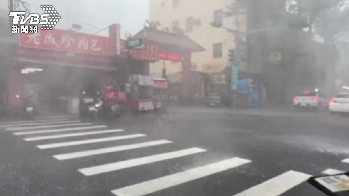 大雷雨開轟!彰化下午風雨狂炸灌街道 二級淹水警戒發布
