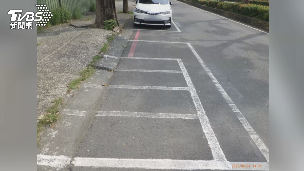 交通局調查,原來是近日大雨,導致被塗銷掉的汽車格再次浮現。(圖/TVBS)