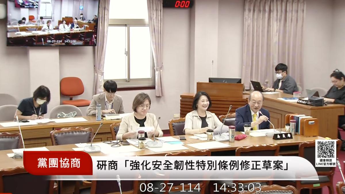 韓國瑜在朝野黨團協商中給柯建銘(右)兩個讚。(圖/翻攝自YouTube國會頻道)