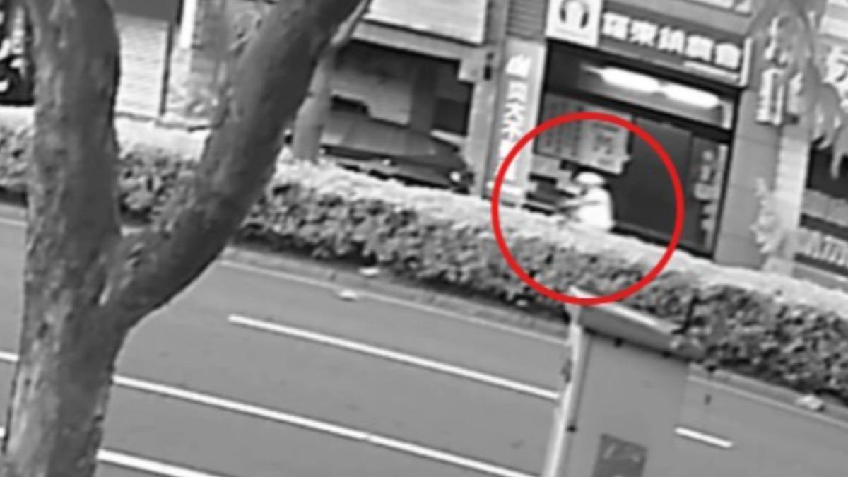 竊賊犯案全過程都被馬路對面的監視器拍下。（圖／羅東高中提供）