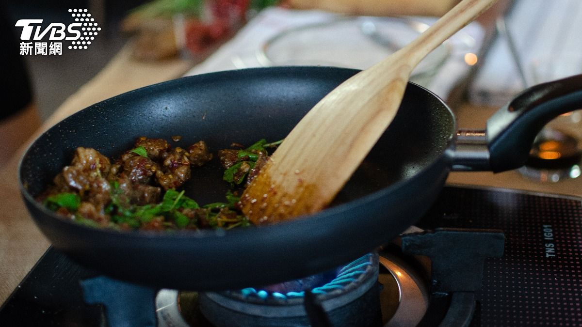油煙太毒!「炒菜NG習慣」恐致癌 專家授防護技巧一次看