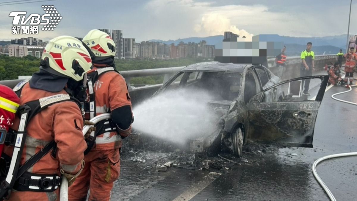 新竹台68線火燒車,駕駛嗆傷急送醫。(圖/TVBS)