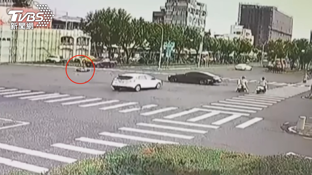 機車雙載的70歲夫妻，遭闖紅燈的汽車撞飛好幾公尺遠。（圖／TVBS）