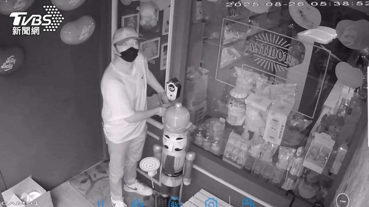 獨／一中商圈淪竊賊天堂？小偷來硬的「撞爆糖果店門」其他店家：憂成下個目標。(圖／TVBS)