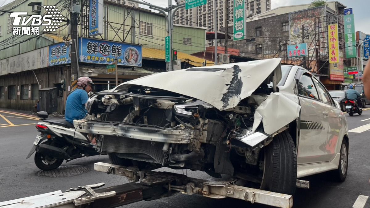 拖吊車到場處理。（圖／蕭沁梅攝）