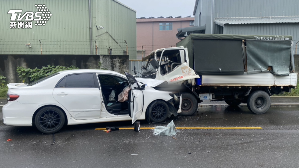高雄大寮2車對撞，造成4人受傷，其中1名11歲男童當場無生命跡象。（圖／TVBS）