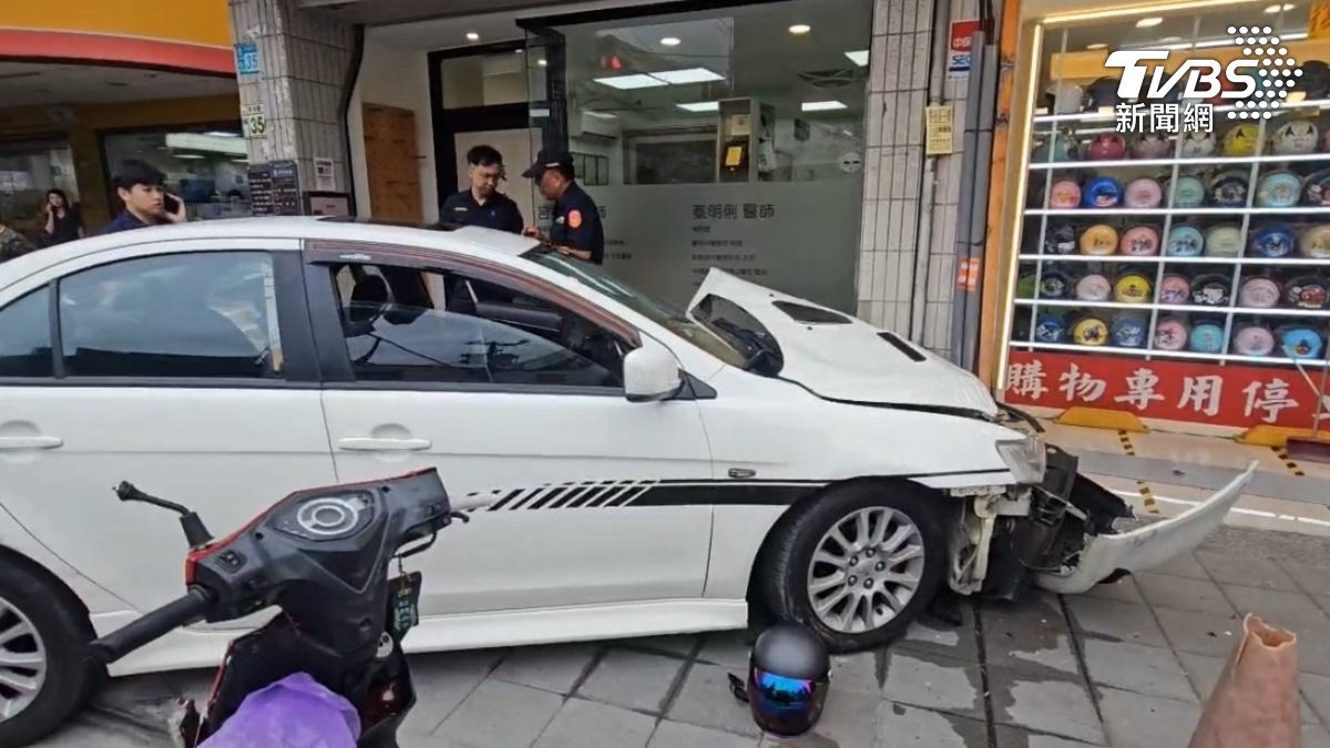 汽車撞上診所與安全帽店中間的柱子。（圖／施協源攝）