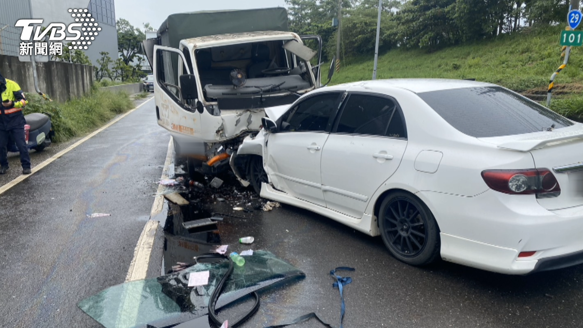 自小客疑似打滑，撞上對向車輛，造成4人傷。（圖／TVBS）