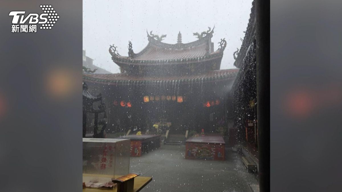 突降暴雨!鹿港老街慘淹「遊客急躲雨」 桃園也雷聲四起。(圖/TVBS)